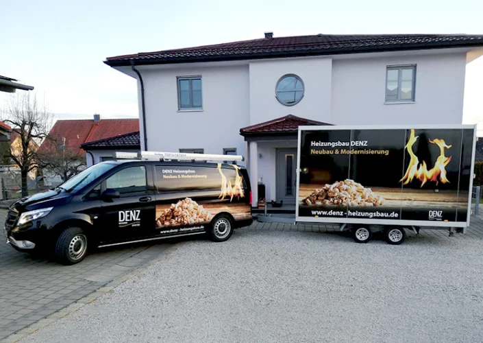 Firmenfahrzeug und Anhänger der Firma Denz Heizungsbau mit Branding, entwickelt zur Steigerung der Sichtbarkeit und Wiedererkennung im Marketing. 